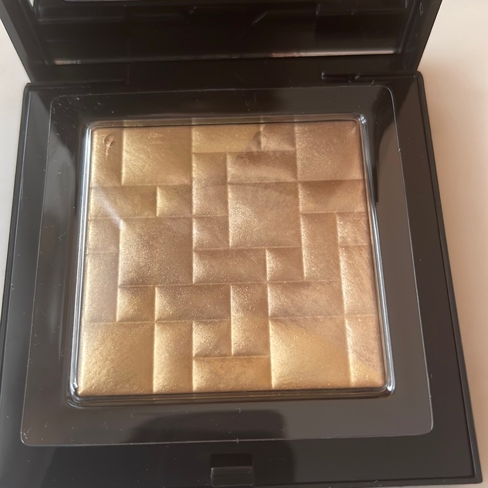 Highlight Powder in Moon Glow 
*Slight scratch
New and never used Without Box